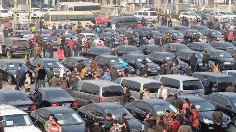 На аукционе в Пекине продано 106 служебных машин центральных органов Китая