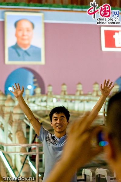 Как известно, в эти дни КНР празднует 90-летие своей компартии. В самом «сердце» страны, в центре Пекина, на знаменитой площади Тяньаньмэнь установлен огромный светящийся герб с датами. Как известно, в эти дни КНР празднует 90-летие своей компартии. В самом «сердце» страны, в центре Пекина, на знаменитой площади Тяньаньмэнь установлен огромный светящийся герб с датами.