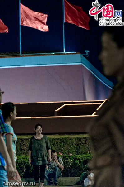 Как известно, в эти дни КНР празднует 90-летие своей компартии. В самом «сердце» страны, в центре Пекина, на знаменитой площади Тяньаньмэнь установлен огромный светящийся герб с датами. Как известно, в эти дни КНР празднует 90-летие своей компартии. В самом «сердце» страны, в центре Пекина, на знаменитой площади Тяньаньмэнь установлен огромный светящийся герб с датами.