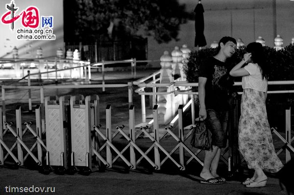 Как известно, в эти дни КНР празднует 90-летие своей компартии. В самом «сердце» страны, в центре Пекина, на знаменитой площади Тяньаньмэнь установлен огромный светящийся герб с датами. Как известно, в эти дни КНР празднует 90-летие своей компартии. В самом «сердце» страны, в центре Пекина, на знаменитой площади Тяньаньмэнь установлен огромный светящийся герб с датами.