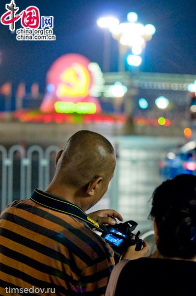 Как известно, в эти дни КНР празднует 90-летие своей компартии. В самом «сердце» страны, в центре Пекина, на знаменитой площади Тяньаньмэнь установлен огромный светящийся герб с датами. Как известно, в эти дни КНР празднует 90-летие своей компартии. В самом «сердце» страны, в центре Пекина, на знаменитой площади Тяньаньмэнь установлен огромный светящийся герб с датами.