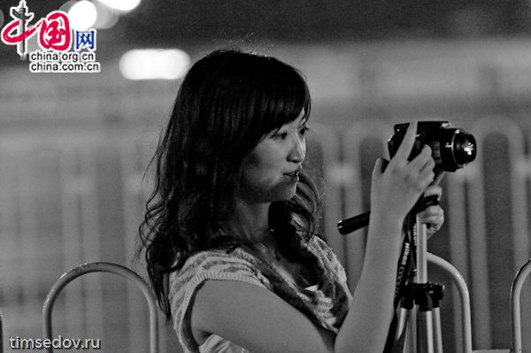 Люди с таким же удовольствием фотографируются на фоне его, как у и главного портрета Мао Цзэдуна – напротив, на входе в Запретный город (Гугун). За этим всем в полутьме «подглядывал» наш фоторепортер.