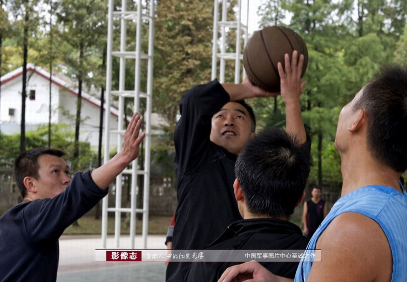 На фото: в 10 часов 10 минут участвует в физической подготовке, проводит баскетбольное соревнование с товарищами.