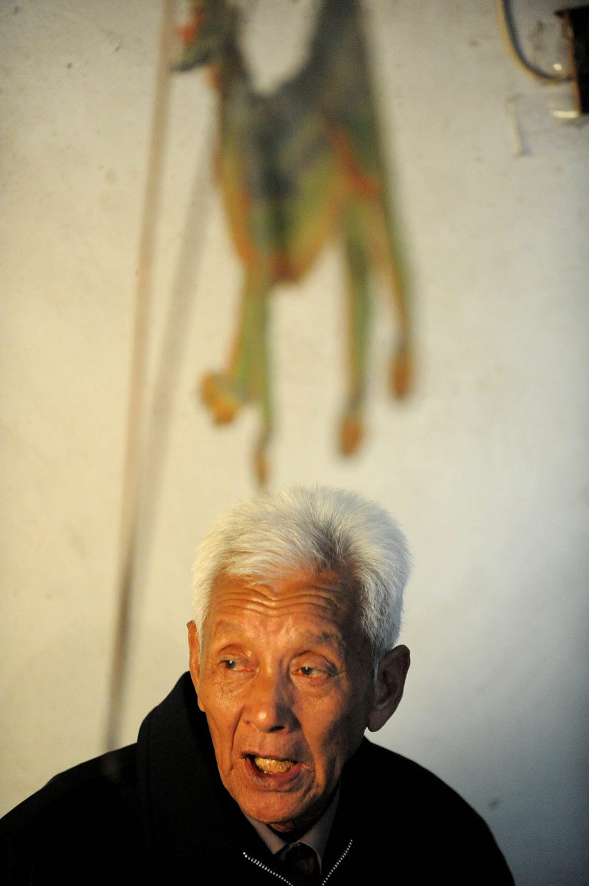 На фото: 15 ноября 76-летний Чэнь Хунфу поет аккомпанемент.